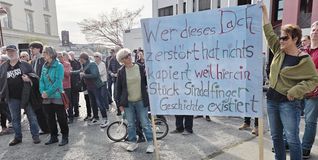 Sindelfinger demonstrieren vor dem Rathaus für den Erhat des Badezentrums.